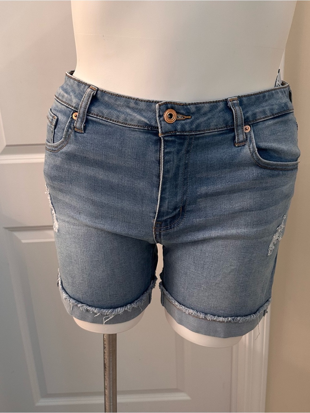 13/31 Jean shorts. Size 12 Jean shorts. Regeneration by Celebrity Pink shorts.